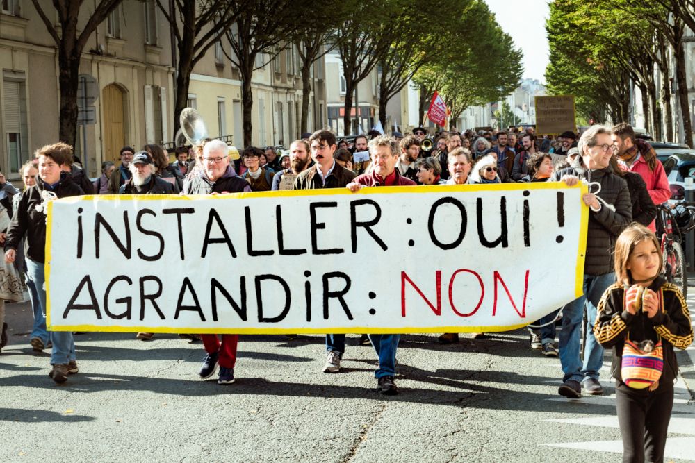 Ne pas laisser faire la SAFER ! 450 personnes occupent la chambre d'agriculture d'Angers contre les entraves à l’installation